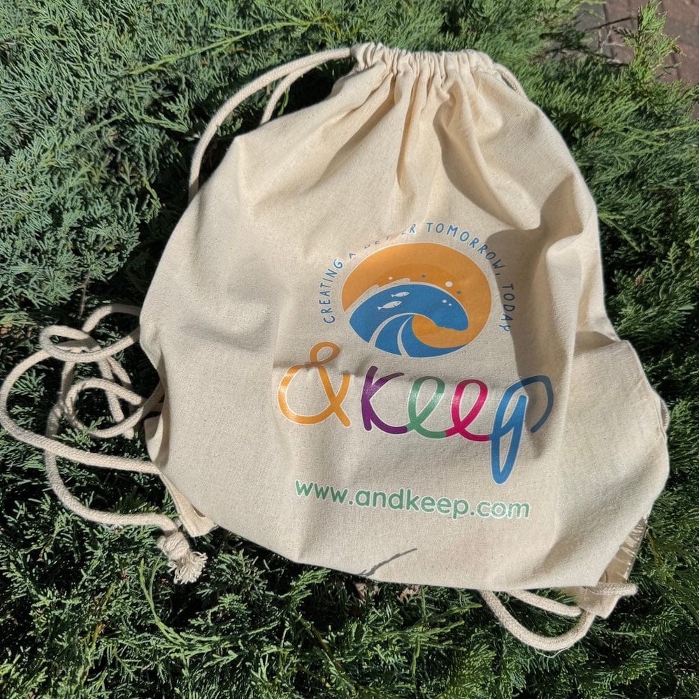 &Keep festival Travel pack + drawstring bag with eco-friendly products on a grass background
