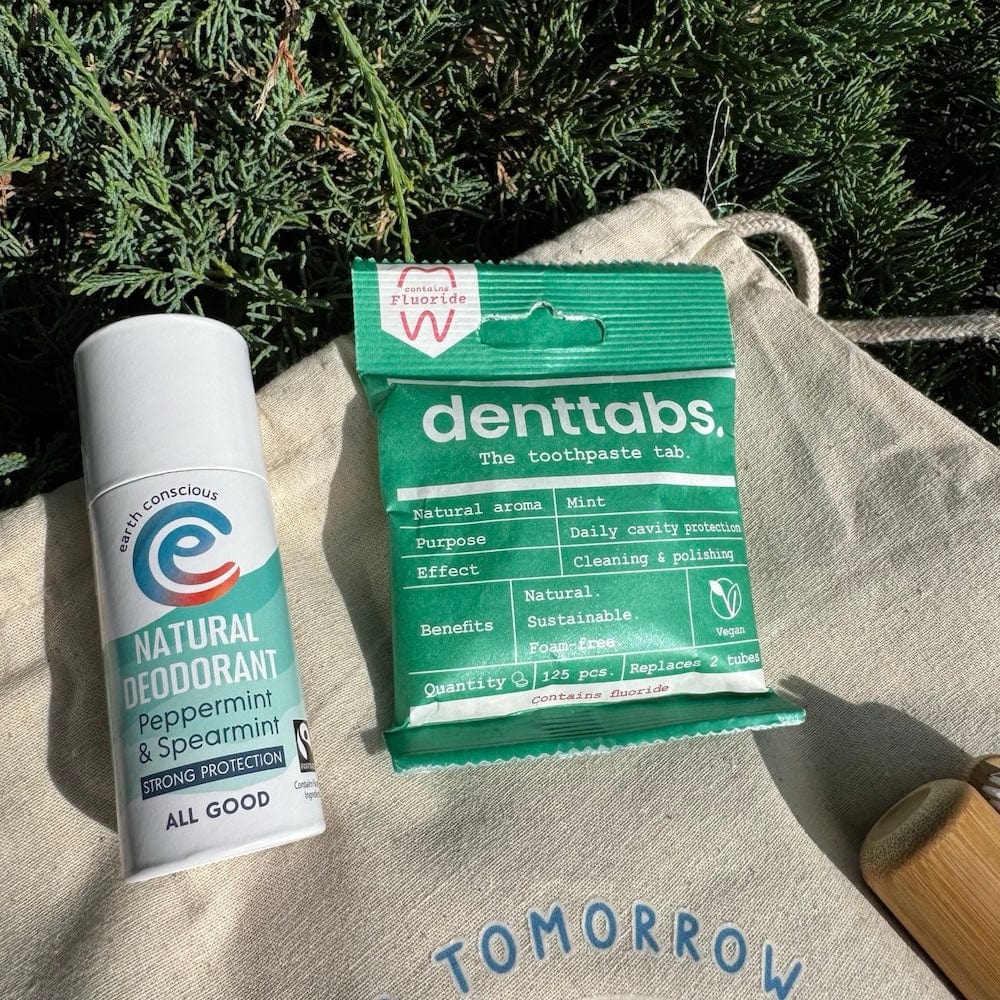 &Keep festival Travel pack + drawstring bag with eco-friendly products on a grass background