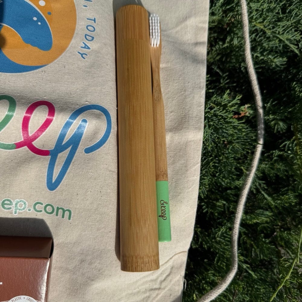 &Keep festival Travel pack + drawstring bag with eco-friendly products on a grass background